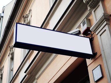 Boş beyaz siyah çerçeve ile eski şehir duvar arka plan ekran dış tabela kadar sahte tabela yan görünüm.