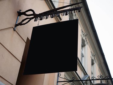 Tabela yan görünüm boş siyah ile eski şehir duvar arka plan ekran dış tabela kadar sahte. Ortaçağ, orta yaş tarzı sanatsal metal Demircilik dekorasyonu ile