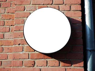 Tabela yan görünüm boş beyaz gölge ile alay tabela ile eski kırmızı tuğla şehir duvar arka plan ekran dış siyah bir çerçeve içinde yukarı. Çok modern şekli