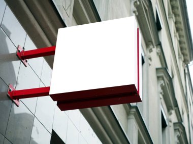 Boş beyaz bir kırmızı çerçeve tabela ile eski şehir duvar arka plan ekran dış içinde sahte kare, tabela yan görünüm. Çok modern şekli