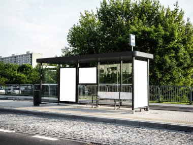 Otobüs durağı boş sokak, Billboard afiş dikey panoda boş beyaz mockup