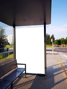 Tramvay durağı, barınak, içinde Sokak reklamlar, reklam panosu için boş yer beyaz, alay mockup, tabela, şehir, raylar, tren istasyonu