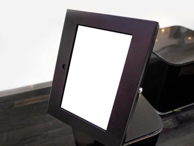 Bir dokunmatik ekran alay kadar kiosk dijital stand, reklamlar, pazarlama reklam, tasarım, Alışveriş Merkezi, Galeri, Kongre Merkezi, promosyon için olaylar.