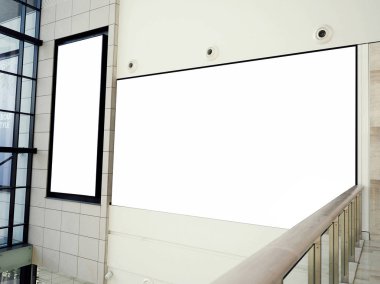 Beyaz duvar arka plan üzerinde siyah çerçeve alışveriş merkezinde kapalı boş beyaz mock-up tabela tabela yan görünüm.