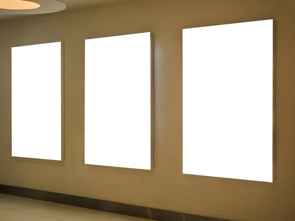 Mídia digital em branco de luxo tela branca painel moderno, quadro indicador para design de publicidade em um centro comercial, hotel, aeroporto, galeria. Mockup, mock-up, mock up . — Fotografia de Stock