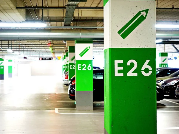 Parking/garaż podziemny, sposobem wyjścia z obejmuje bezpłatny parking centrum handlowego city. Samochody stały w wierszach. — Zdjęcie stockowe