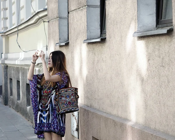 Bir şehirde onun gezi fotoğraf çekmek için arıyor, nasıl bir yol bulmak için cep telefonu kullanarak bir genç Asyalı.
