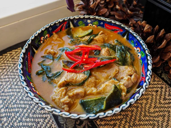 나무 대나무 매트 테이블, 태국의 매운 음식, 태국 요리에 아름 다운 그릇에 매운 전통적인 쇠고기 카레. — 스톡 사진