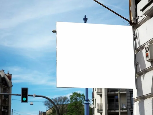 Letrero vista lateral de blanco vacío maqueta de señalización en marco negro con la pared de la ciudad vieja pantalla de fondo exterior . —  Fotos de Stock