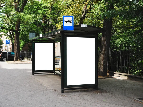 Straßenbahnhaltestelle, Wartehalle, weißer, leerer Platz für Straßenanzeigen, Werbetafel, Attrappe, Attrappe, Beschilderung, Bushaltestelle. — Stockfoto