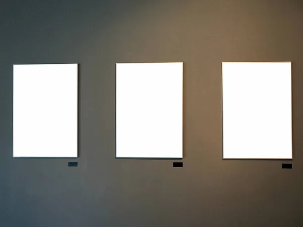 Mock-up, exposición de maquetas, galería de arte, blanco marco de fotos vacío en una pared —  Fotos de Stock