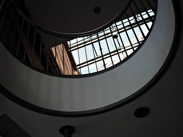 Округлені сходи, сучасна архітектура, будівля, фабрика, білий фон, вікна зверху, темні кольори — стокове фото