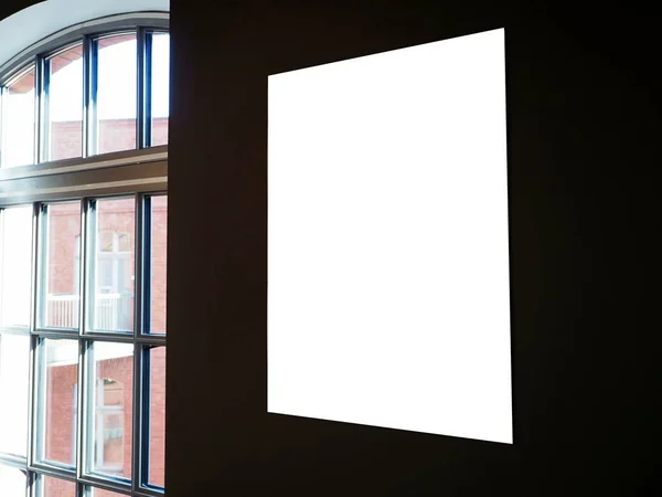 Mock-up, mostra mockup, galleria d'arte, museo, cornice bianca vuota su un muro nero, finestra aperta. Concetto — Foto Stock