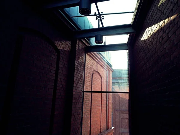 Lege donker verlaten oude gebouw kamer met helder venster — Stockfoto