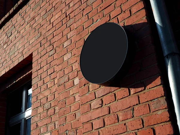 Schild Seitenansicht der leeren schwarzen mit Schatten, mock up Beschilderung in dunklem Rahmen mit alten roten Backstein Stadtmauer Hintergrunddisplay außen. sehr moderne Form — Stockfoto