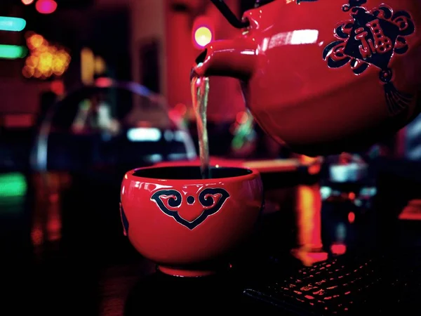 Red ceramic  teapot pouring green tea, to old, retro Japanese,teacup, cup, mug, traditional tea ritual — Stock Photo, Image