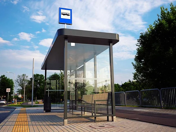 Bushaltestelle, Wartehalle, weißer Leerplatz für Straßenanzeigen, Werbetafel, Attrappe, Attrappe, Beschilderung, Stadt, Schienen, Bahnhof auf Glas. — Stockfoto