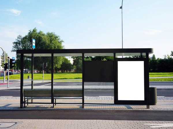 Autobusová zastávka, přístřeší, bílé prázdné místo pro pouliční reklamy, Rady pro reklamu, mock nahoru, makety, značení, autobusová zastávka, město, skleněný kryt. — Stock fotografie