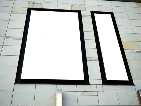 大招牌广告牌视图的空白色模拟, 模拟标志在一个黑色的框架上的购物中心, 画廊墙, 显示面板外部 — 图库照片