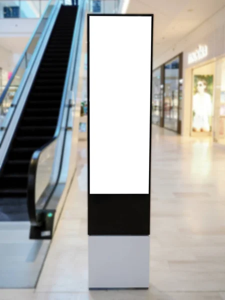 Digitális média üres fehér modern panel, jelzőtábla reklám design egy bevásárló központ, Galéria. Makett, modell, modell, akár az elmosódott háttér. Stock Kép