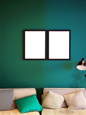 Mock-up, mockup sergi, modern yaratıcı hipster oturma odası, stüdyo, ofis kanepe yastık, kanepe ve lamba, beyaz ile birlikte fotoğraf çerçevesi düz renk, yeşil duvar ve Beyaz ahşap masanın boşalt