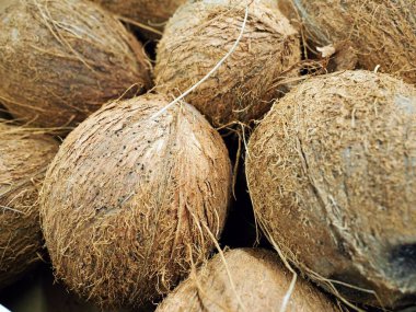 Kahverengi hindistancevizi dokulu arka plan, atılan Hindistan cevizi kabuğu yığını.