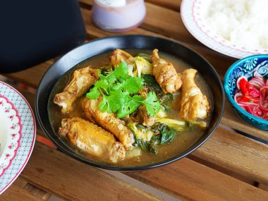 Çin 'de Tom Jab Chai güveç, sebze çorbası, tofu, tavuk kanatları ile Tay ünlü mutfağı karışık.