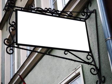 Eski şehir duvar arka plan ekran dış ile siyah çerçeve içinde boş beyaz Mock yukarı tabelas Signboard yan görünümü. Sanatsal metal Demircilik dekorasyonu ile modern tarzı