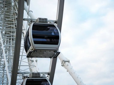 Londra gözü gibi dönme dolabı arabası