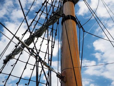 Eski korsan yelkenli gemi, tekne, mast, mavi gökyüzü, yat rigging