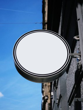 Eski şehir duvar arka plan ekran dış ile steelyframe boş beyaz Mock kadar tabela oval tabela yan görünümü. Modern şekil