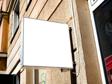 Kadar alay et. Açık hava reklam, tabela yan görünüm boş beyaz gölge tabela kadar alay ile boş billboard açık havada, duvardaki genel bilgi yönetim kurulu.