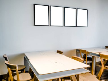 Mock-up, mockup sergi, modern yaratıcı hipster oturma odası, stüdyo, yastık, kanepe ve lamba, beyaz boş fotoğraf çerçevesi düz bir renk, beyaz duvar ve beyaz ahşap masa ile kanepe ile ofis.