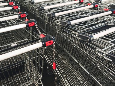 Arabası, büyük bir süpermarket zinciriyle bağlı arabaları