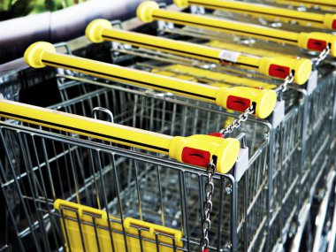 Arabası, büyük bir süpermarket zinciriyle bağlı arabaları