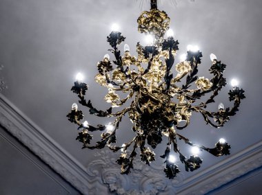 Yakın çekim, bir saray tavanında hafif mumlar ile eski Vintage avize, oturma odası.