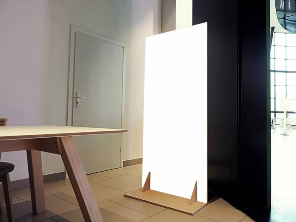 Белый макет, макет стенд в современном светлом офисе — стоковое фото