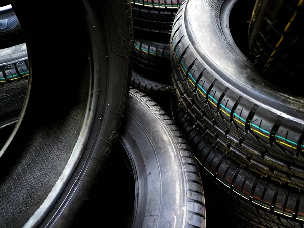 Exposição de pneus de carro no serviço de reparação de automóveis, loja, mudança de pneus . — Fotografia de Stock