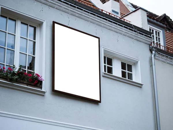 Attrappe, leere Werbeschilder an einer Wand eines Hochhausrestaurants in der Stadt. mockup moderne einfache Gebäude mit schönen Fenstern, Blumen. — Stockfoto