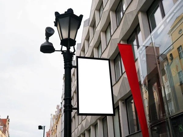 Eski şehir duvar arka plan ekran dış ile siyah çerçeve içinde boş beyaz Mock yukarı tabelas Signboard yan görünümü. Şehir sokak lambası sanatsal metal Demircilik dekorasyon ile modern tarzı