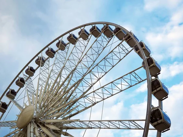 Közelről Ferris Wheel kék ég öröm felhők vidámpark, Gdansk, Lengyelország. — Stock Fotó