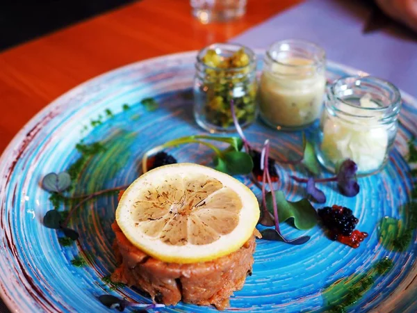 Carne cruda tradicional polaca Tartare con limón, cebolla, pepino y alcaparras. Estilo urbano . — Foto de Stock