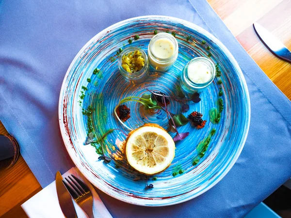 Carne cruda tradicional polaca Tartare con limón, cebolla, pepino y alcaparras. Estilo urbano . — Foto de Stock