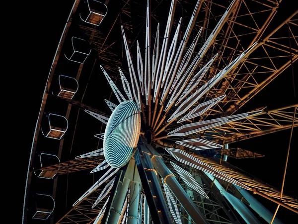 Close up Ferris wheel and night sky joy amusement park, amber sky, Gdansk, Polónia. país das maravilhas bonito, parque de jogos . — Fotografia de Stock