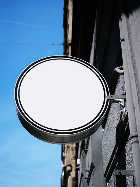 Eski şehir duvar arka plan ekran dış ile steelyframe boş beyaz Mock kadar tabela oval tabela yan görünümü. Modern şekil — Stok fotoğraf