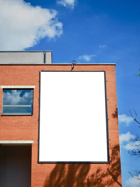 Facciata dell'edificio universitario, Blank white paper board at grunge brick red wall texture background, Mock up ads template, Business presentation content concept . — Foto Stock