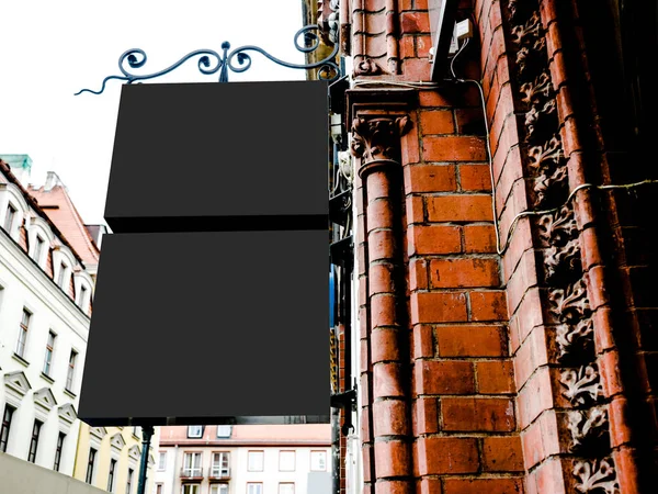 Два макета черного фона пустой вывески для логотипа компании, магазин. Магазин с магазином в старом городе . — стоковое фото