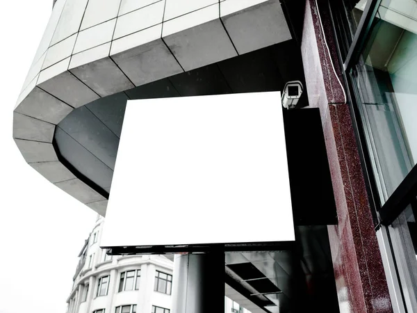 Schild Seitenansicht leere weiße Attrappe, mock up Beschilderung in schwarzem Rahmen mit modernen Gebäude Stadtmauer Hintergrunddisplay außen. — Stockfoto