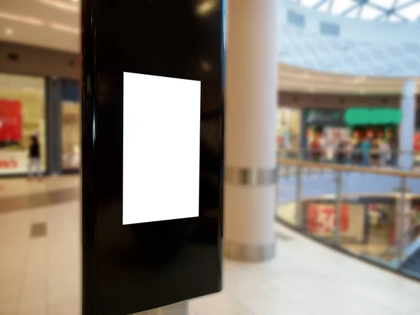 Mídia digital em branco tela preta e branca painel moderno, quadro indicador para design de publicidade em um centro comercial, galeria. Mockup, mock-up, mock up com fundo borrado, quiosque digital . — Fotografia de Stock