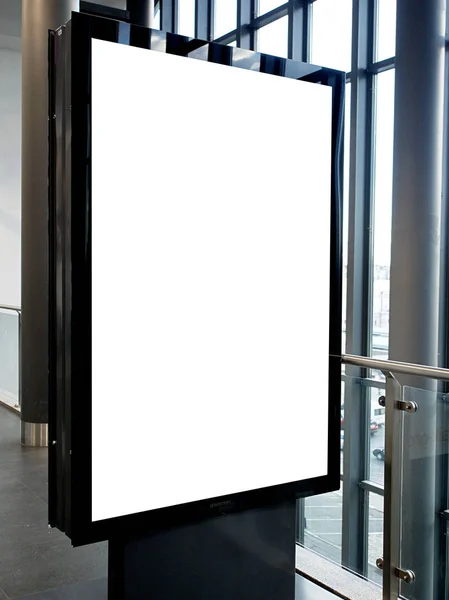 Digitális média üres fekete-fehér képernyő modern panel, jelzőtábla hirdetési tervezés egy bevásárló központ, Galéria. Mintadarab, modell-up, gúnyolódott, homályos háttérrel, digitális kioszk. — Stock Fotó